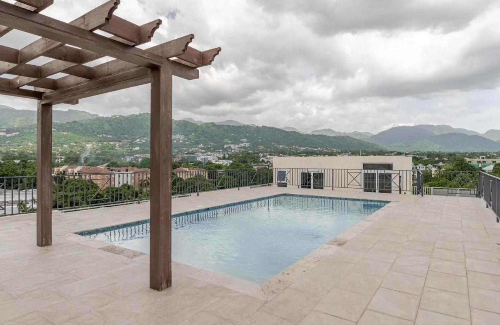 Luxe City Oasis 2Br With Rooftop Pool And Gym Kingston Exteriér fotografie